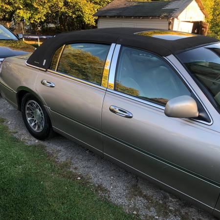 2001 Lincoln town car - cars & trucks - by owner - vehicle... for sale in Youngstown, OH – photo 4