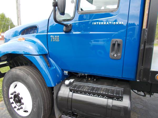 04 International 7400 flatbed - cars & trucks - by dealer - vehicle... for sale in Albemarle, N. C., SC – photo 3