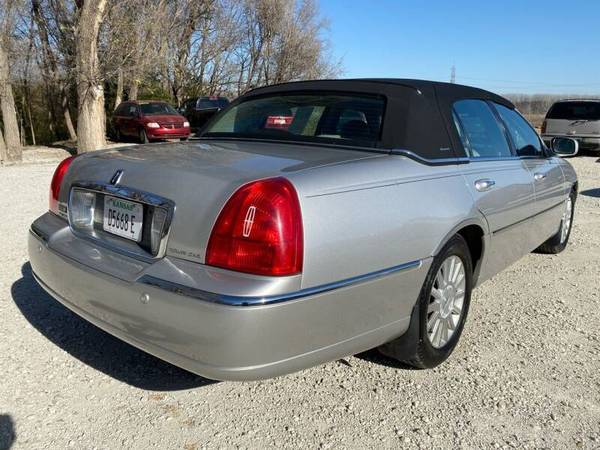2004 LINCOLN TOWN CAR ***69,000 MILES***NO ACCIDENT LUXURY SEDAN... for sale in VALLLEY FALLS, KS – photo 8