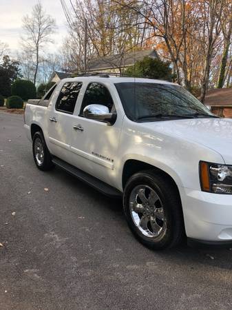 2008 Chevrolet Avalanche LTZ LOW MILES! - cars & trucks - by owner -... for sale in Greer, SC – photo 7