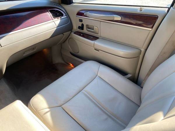 2004 LINCOLN TOWN CAR ***69,000 MILES***NO ACCIDENT LUXURY SEDAN... for sale in VALLLEY FALLS, KS – photo 11