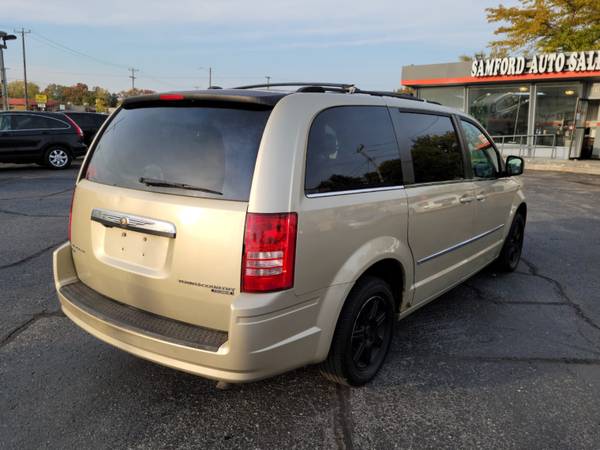 2010 CHRYSLER TOWN & COUNTRY TOURING PLUS CLEAN TITLE RUNS GREAT -... for sale in Riverview, MI – photo 3