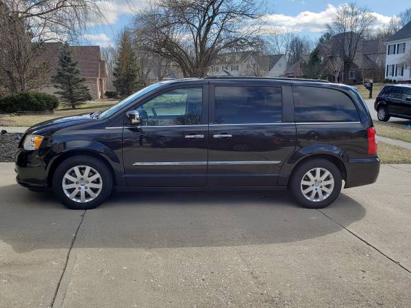 2012 Chrysler Town & Country Touring-L for sale in Zionsville, IN – photo 4