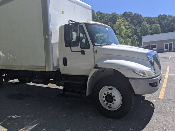 2017 INTERNATIONAL 26' BOX NON CDL CUMMINS , AUTO , 2 AVAILABLE -... for sale in Wappingers Falls, PA – photo 4