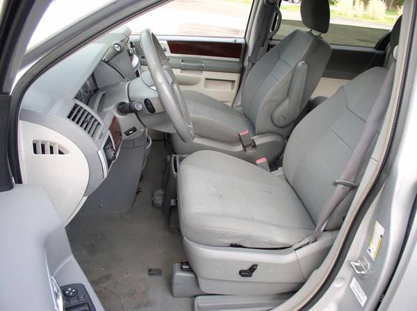 2010 CHRYSLER TOWN & COUNTRY TOURING, 3 8L V6, clean, runs great for sale in Coitsville, OH – photo 5