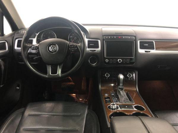 2016 VOLKSWAGEN TOUAREG EXECUTIVE *AWD* - cars & trucks - by dealer... for sale in North Randall, PA – photo 9