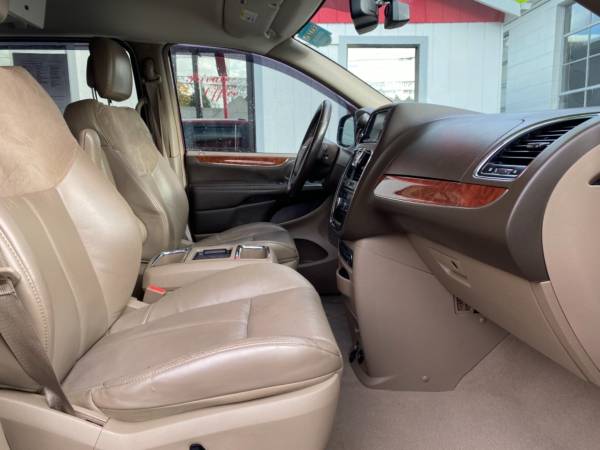 2011 CHRYSLER TOWN & COUNTRY LIMITED MINIVAN 4D Minivan - cars &... for sale in Portland, OR – photo 13