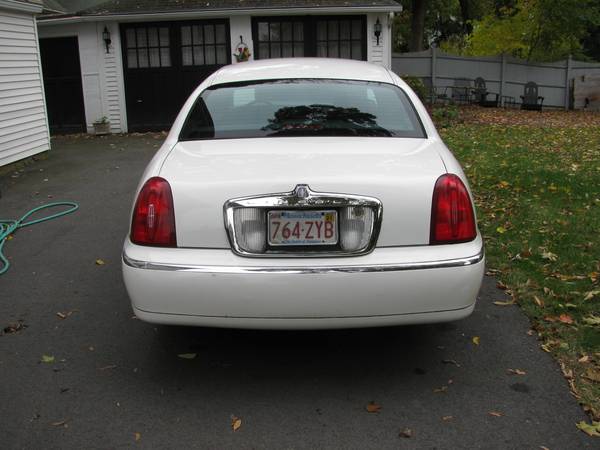 2000 Lincoln Town Car Signature - cars & trucks - by owner - vehicle... for sale in North Attleboro, MA – photo 3