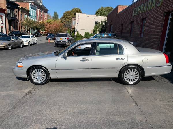 2003 Lincoln Town Car Signature - cars & trucks - by owner - vehicle... for sale in Troy, NY – photo 2