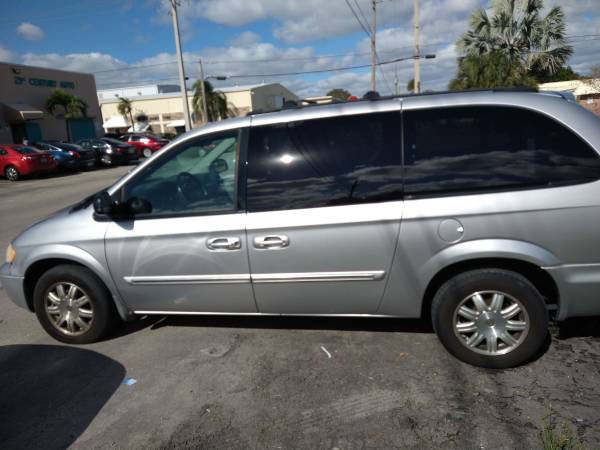 2005 chrysler town and country - cars & trucks - by owner - vehicle... for sale in Deerfield Beach, FL – photo 4