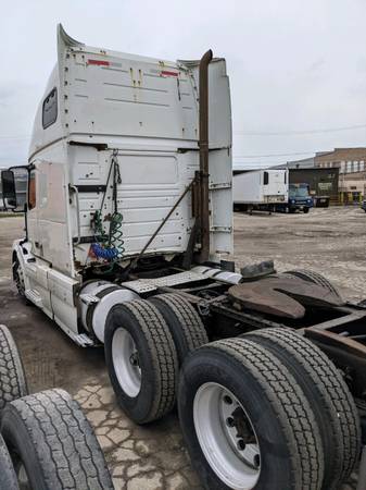 2009 Volvo VNL670 , D13 Engine 485HP, 720K Miles Truck Needs Work for sale in Chicago, IL – photo 3