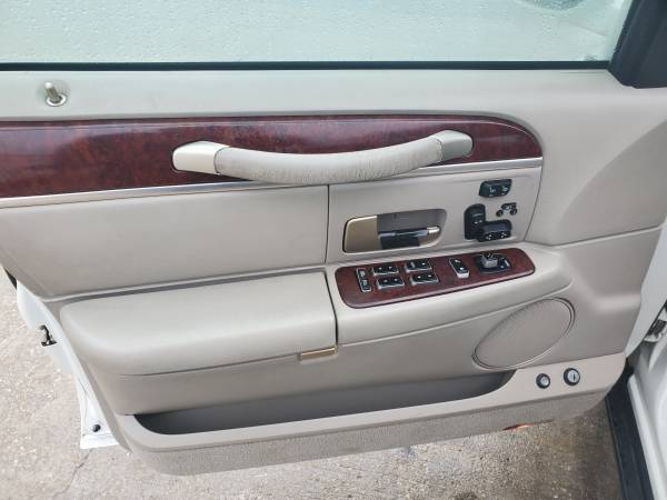 2004 Lincoln Town Car Ultimate - cars & trucks - by dealer - vehicle... for sale in Olathe, MO – photo 8