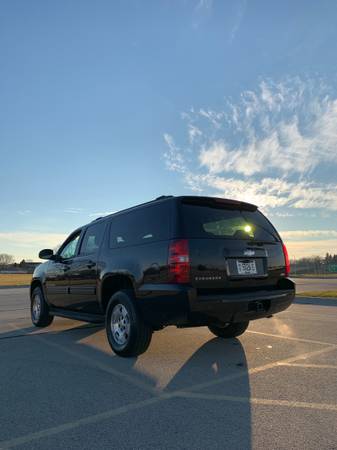 2009 Chevy SUBURBAN 4x4 FULLY LOADED RUNNING LIKE NEW! Clean title!... for sale in milwaukee, WI – photo 2