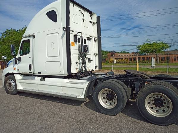 Freightliner Cascadia - cars & trucks - by owner - vehicle... for sale in Cleveland, OH – photo 3
