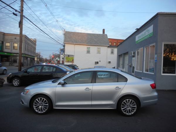 2011 VW JETTA 2.5 SEL LEATHER, SUNROOF. - cars & trucks - by dealer... for sale in Whitman, MA – photo 3