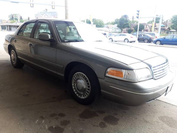 2001 FORD CROWN VICTORIA - - by dealer - vehicle for sale in MILWAUKEE WI 53209, WI – photo 4