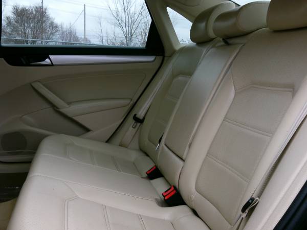 2012 Volkswagen Passat TDI SE-Heated Leather! Nav! Sunroof! - cars & for sale in Silvis, IA – photo 9