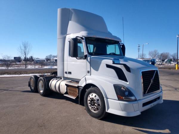 2015 Volvo VNL64T300 Day Cab Tractor 85095JS - - by for sale in Fond Du Lac, WI – photo 4