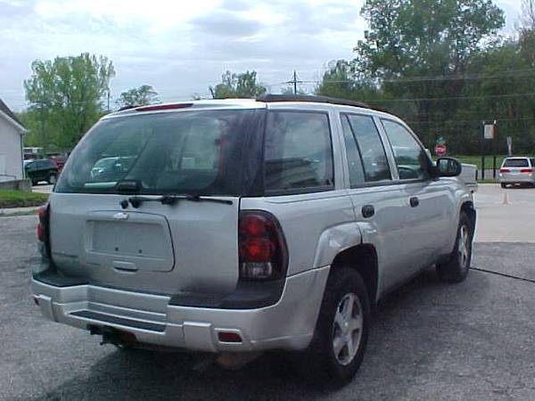 2005 chevy trailblazer ls 4x4 - - by dealer - vehicle for sale in Saint Joseph, MO – photo 3