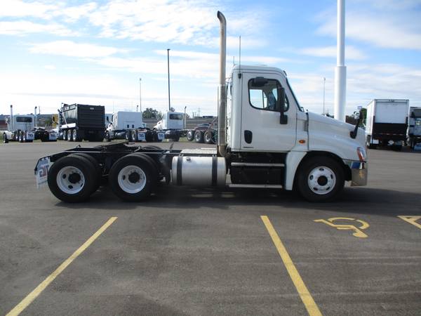 ◄◄◄ 2012-2014 Freightliner Cascadia 125 Day Cabs ►►► - cars & trucks... for sale in Columbia, SC – photo 2