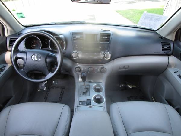 2010 Toyota Highlander 4WD - LEATHER SEATS - ROOF RAILS - RECENTLY... for sale in Sacramento , CA – photo 9