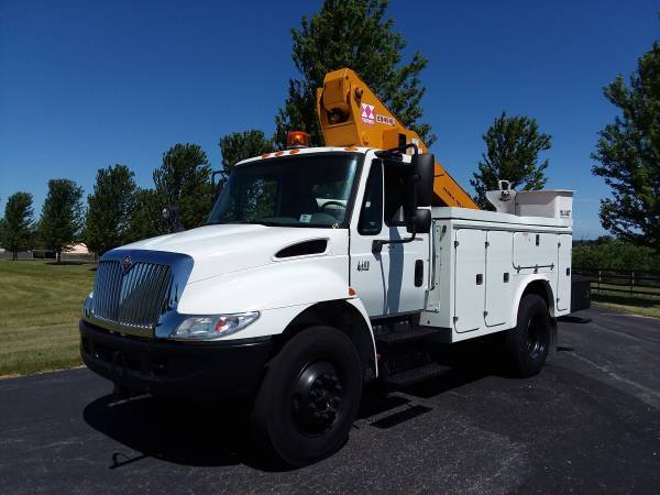 45' 2005 International 4400 Bucket Boom Lift Truck Fiber Body for sale in Hampshire, OH
