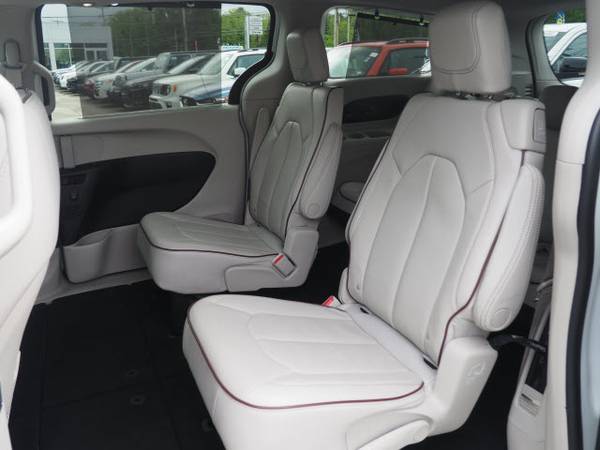 2017 Chrysler Pacifica Limited hatchback White for sale in Salisbury, MA – photo 10