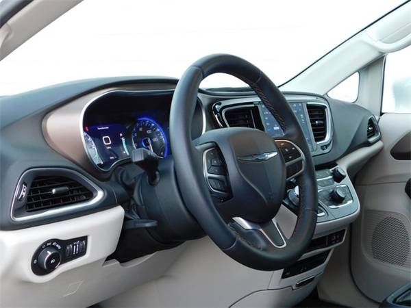 2018 Chrysler Pacifica Touring L Plus mini-van - BAD CREDIT OK! for sale in Southfield, MI – photo 10