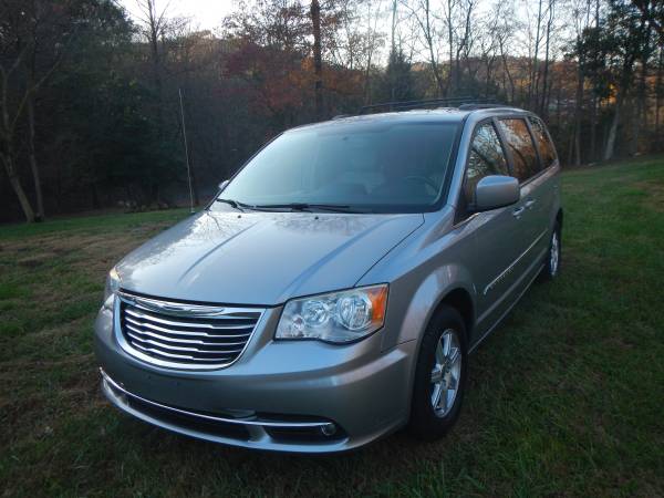 EXCELLENT 2013 CHRYSLER TOWN & COUNTRY FAMILY VAN ALL POPULAR... for sale in Ellijay, GA – photo 2