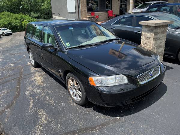 2005 Volvo V70 - LOW MILES - CLEAN CAR - cars & trucks - by dealer -... for sale in Lockport, IL – photo 2