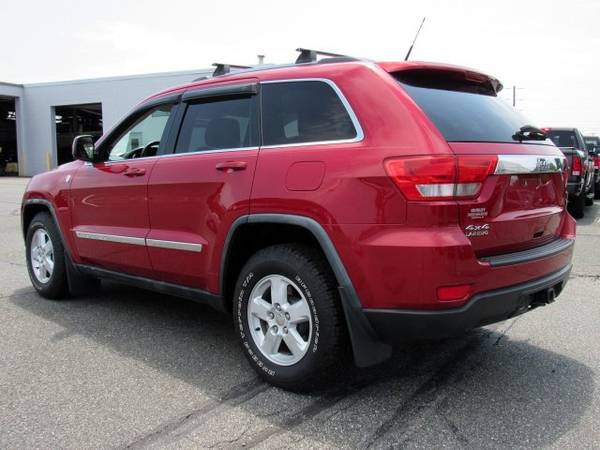 2011 Jeep Grand Cherokee Laredo hatchback Inferno Red Crystal Pearl for sale in Boyertown, PA – photo 3