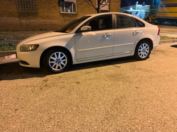 🎁2009 Volvo S40 white/blk 125,000 miles Aux/heated seats🎁 - cars &... for sale in Baltimore, MD – photo 2