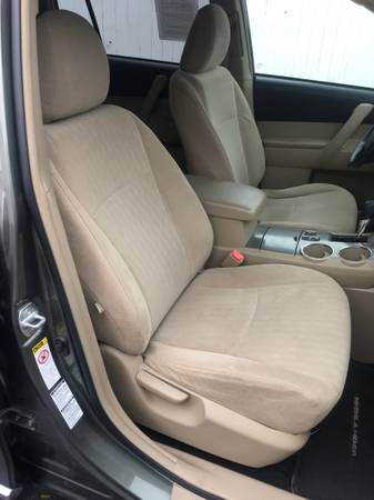 2011 Toyota Highlander SE 4WD WINTERS HERE! 6 Cylinder 3RD Row... for sale in Watertown, NY – photo 6