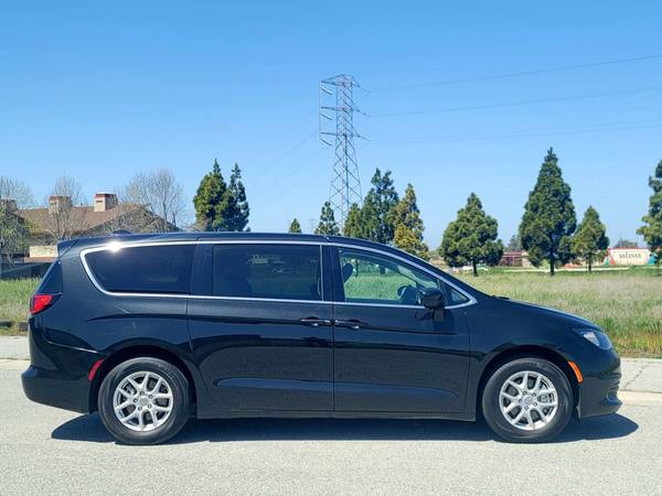 2018 Chrysler Pacifica LX van Brilliant Black Crystal Pearlcoat for sale in Salinas, CA – photo 6