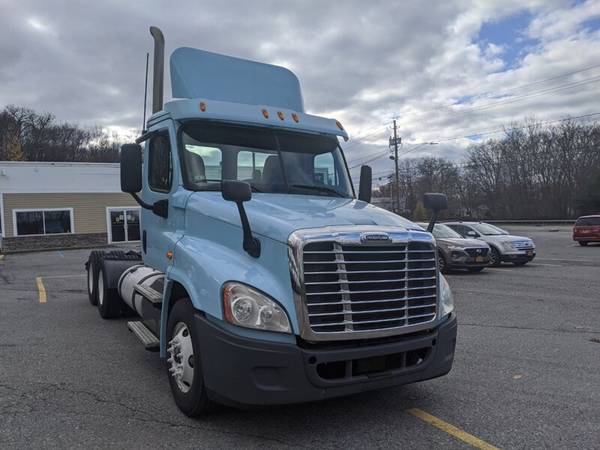 2013 FREIGHTLINER CASCADIA TANDEM DAY CAB DD-15 455 HP 10 SPD MANUAL... for sale in Wappingers Falls, MN – photo 3