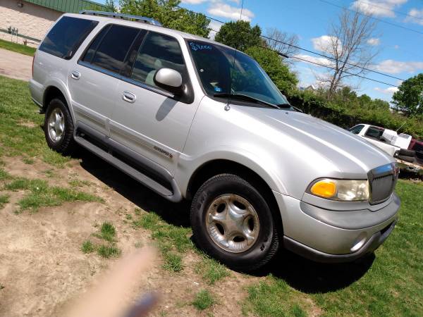 Lincoln Navigator with third row seating for sale in Indianapolis, IN – photo 3