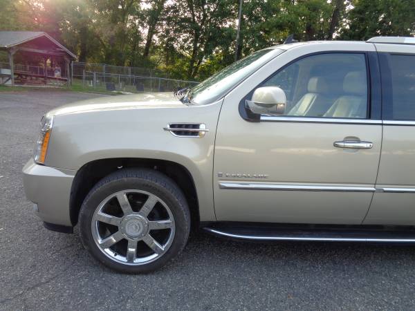 2007 Cadillac Escalade AWD Fully Loaded Very Clean for sale in Waynesboro, MD – photo 2