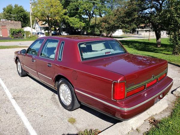 1997 LICOLN TOWN-CAR LOADED RUNS $ DRIVES GREAT for sale in Kenosha, WI – photo 9