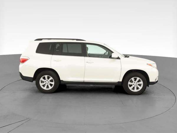 2013 Toyota Highlander Plus Sport Utility 4D suv White - FINANCE -... for sale in Bakersfield, CA – photo 13