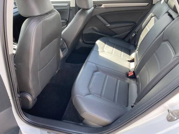 2018 Volkswagen Passat sedan R-Line Auto - Volkswagen Pure White for sale in Sterling Heights, MI – photo 11