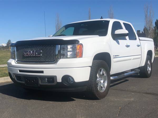 2008 GMC NEW SIERRA DENALI AWD - LOW MILES - - by for sale in Sisters, OR – photo 3