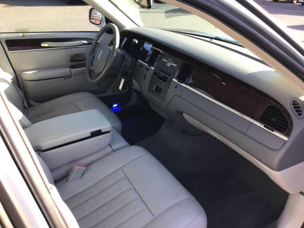 2007 Lincoln Town Car 4dr Sdn Signature - cars & trucks - by dealer... for sale in Kahului, HI – photo 6