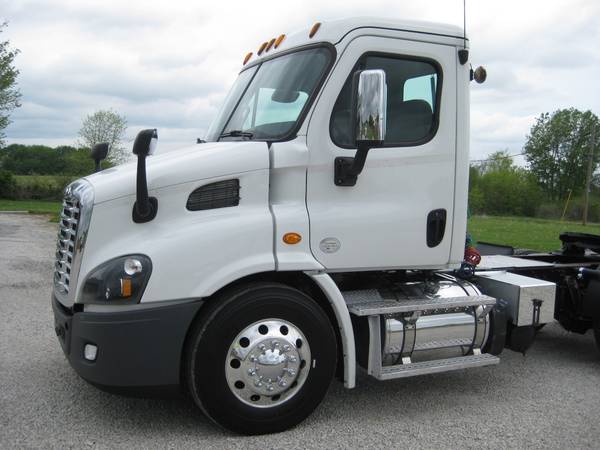 2015 Freightliner Cascadia 113 Daycab Great WB & Lightweight! for sale in Lone Jack, MO – photo 2