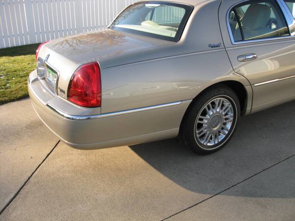 ONE OWNER-2011 LINCOLN TOWN CAR - cars & trucks - by owner - vehicle... for sale in Jonesville, MI – photo 21
