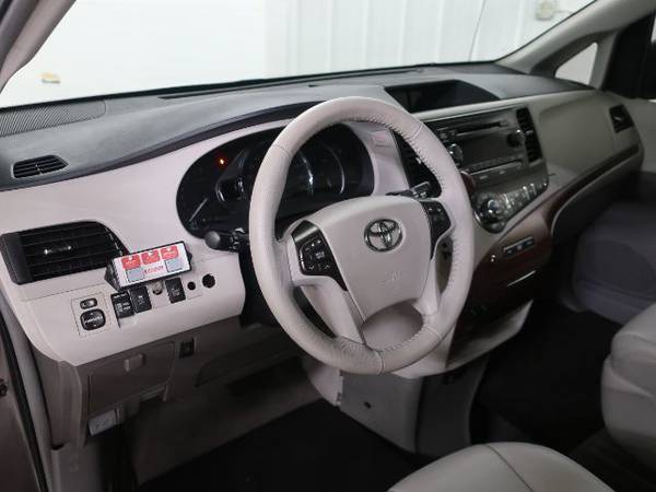 2013 Toyota Sienna XLE FWD 8-Passenger V6 EnterVan Leather 43,000 Mi. for sale in Caledonia, IN – photo 9