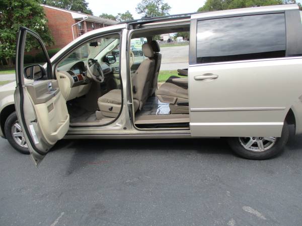 2008 Chysler Town & Country - cars & trucks - by dealer - vehicle... for sale in Chesapeake , VA – photo 5