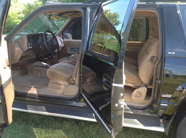 GMC Suburban 2500 SLE LOADED-4x4-LOW MILES 1 owner BLACK for sale in Remington, IN – photo 8