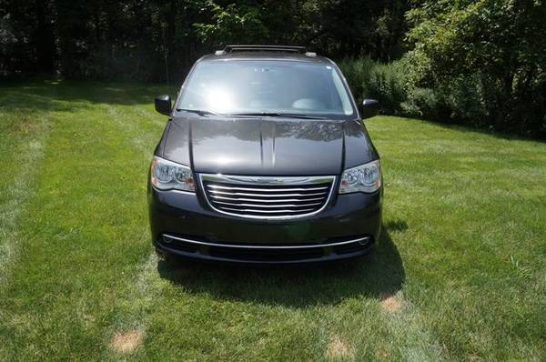 GUARANTEED CREDIT APPROVAL* 2012 Chrysler Town and Country Touring 4d for sale in Highland, NY – photo 8