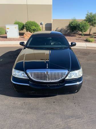 2004 Lincoln town car signature (clean tittle) - cars & trucks - by... for sale in Phoenix, AZ – photo 2
