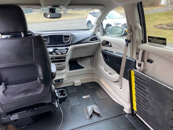 2019 Chrysler Pacifica Wheelchair Van BraunAbility Touring L - cars for sale in Brookfield, NY – photo 14